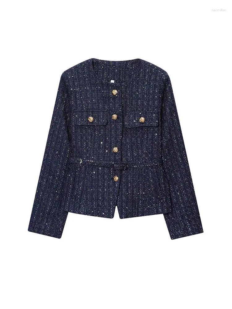 جاكيت نسائي بلون كحلي منقّط بأزرار ذهبية أنيقة