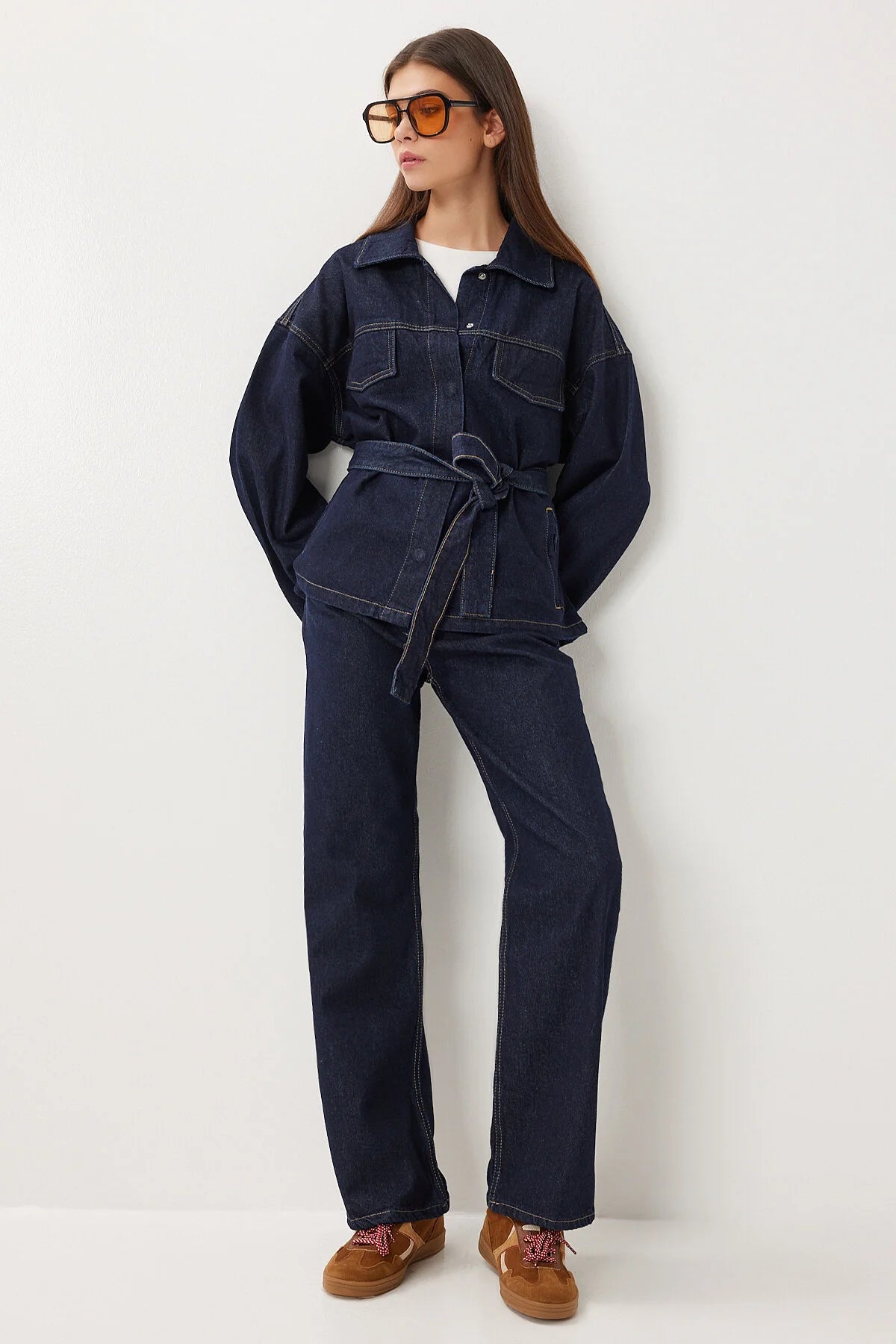 طقم جينز نسائي عصري قطعتين – جاكيت بحزام وبنطلون بقصّة مريحة