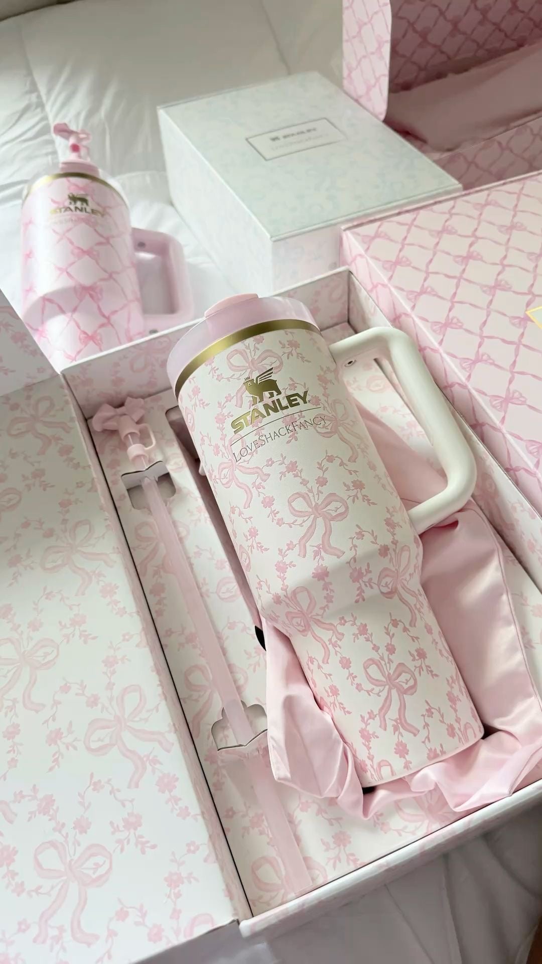 ستانلي مزخرف فيونكة وردي اصدار جديد