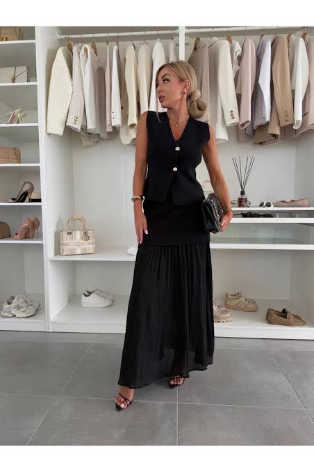 فستان ساندرو أسود طويل بقصة أنيقة