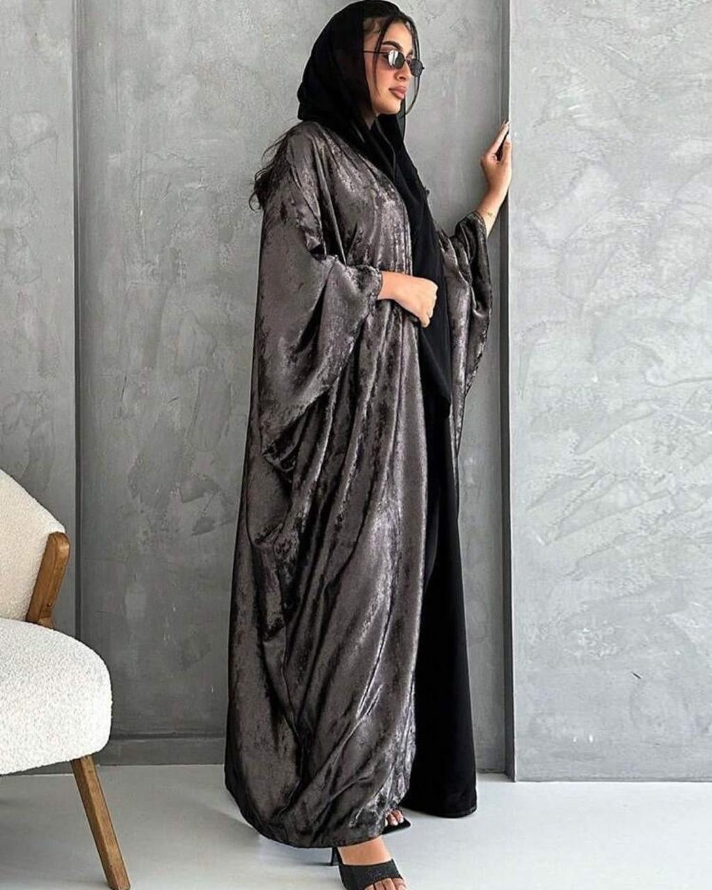 عباية بقماش لامع – تصميم أنيق وعصري