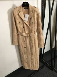 فستان ساندرو بيج بنقشة بارزة وحزام أنيق