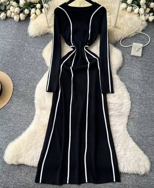 فستان ساندرو أسود بخطوط بيضاء بقصة أنيقة