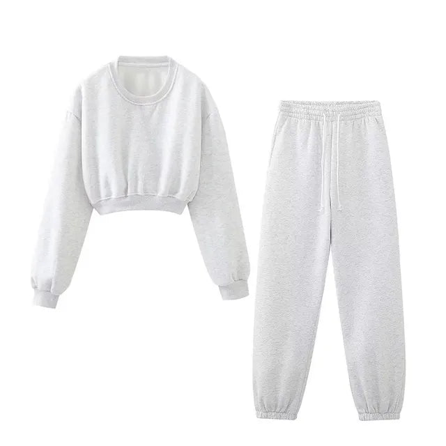 سوت رياضية رمادي فاتح بتصميم عملي ومريح