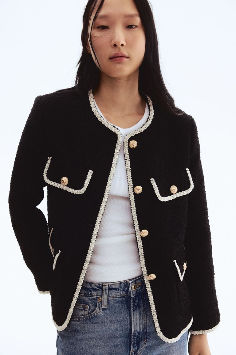 جاكيت نسائي أسود أنيق بتفاصيل بيضاء وأزرار فخمة