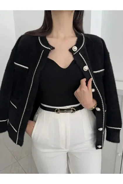 جاكيت نسائي أسود أنيق بتفاصيل بيضاء وأزرار فخمة